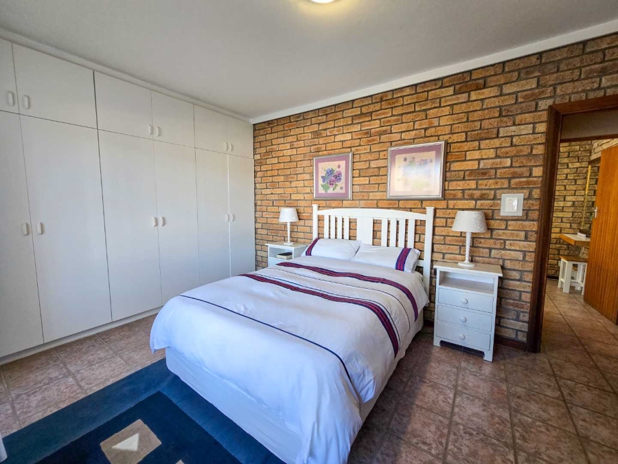 5 Bedroom Property for Sale in Stilbaai Wes Western Cape